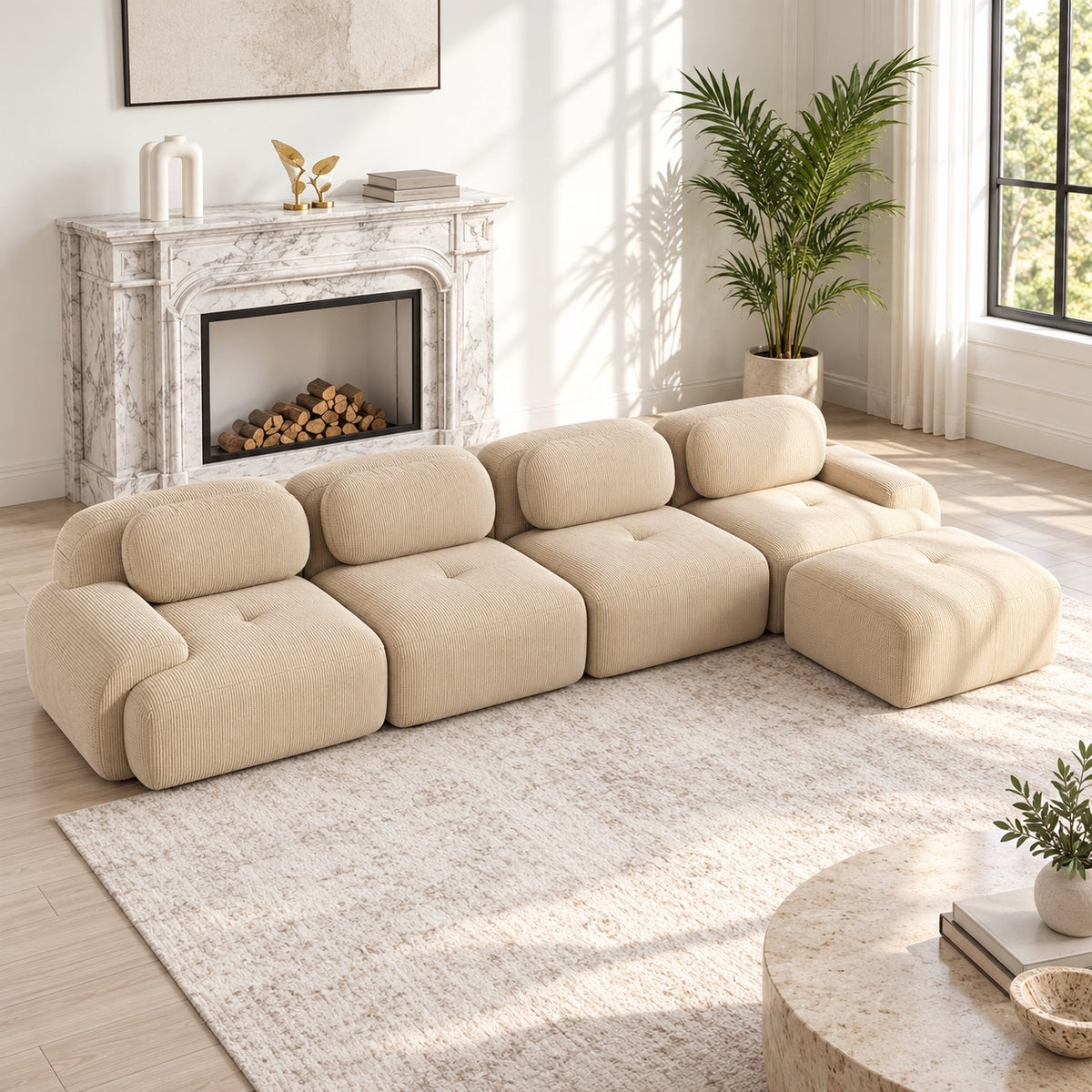 Canapé Grenade 4 places en velours côtelé beige avec pouf en situation dans un salon