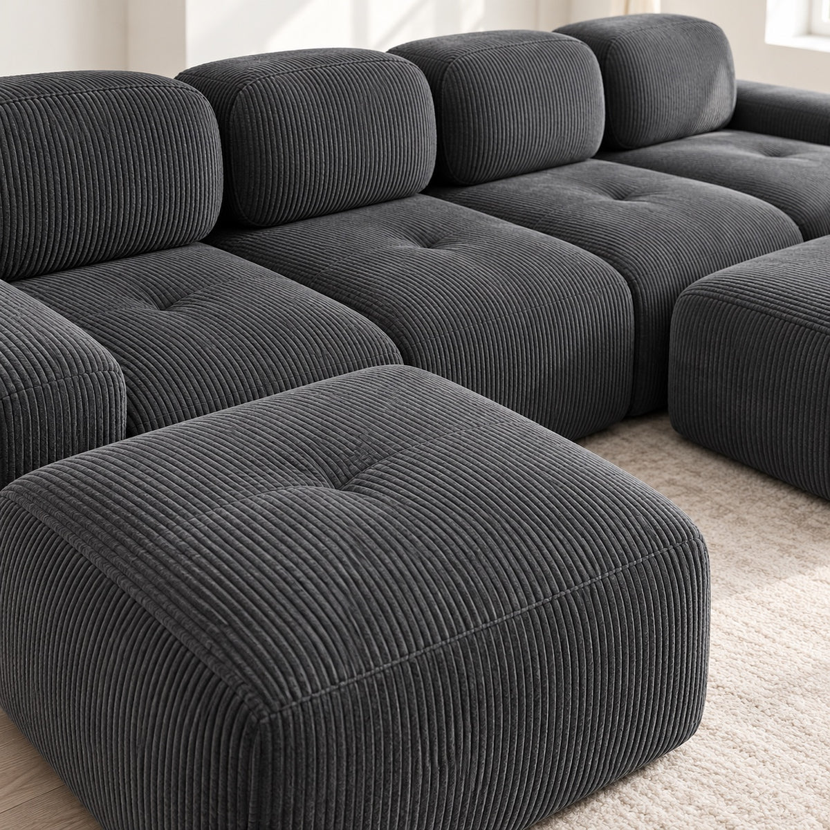 Canapé Grenade 4 places en velours côtelé gris avec 2 poufs, détail du tissu