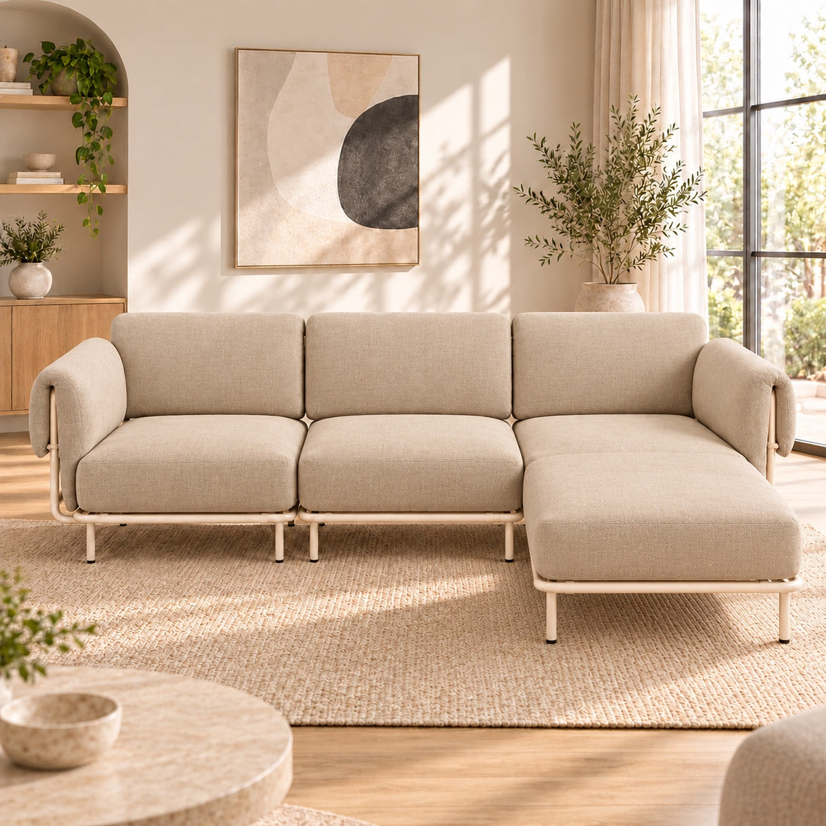 Canapé modulable Malaga 3 places en tissu chiné beige avec pouf en situation dans un salon