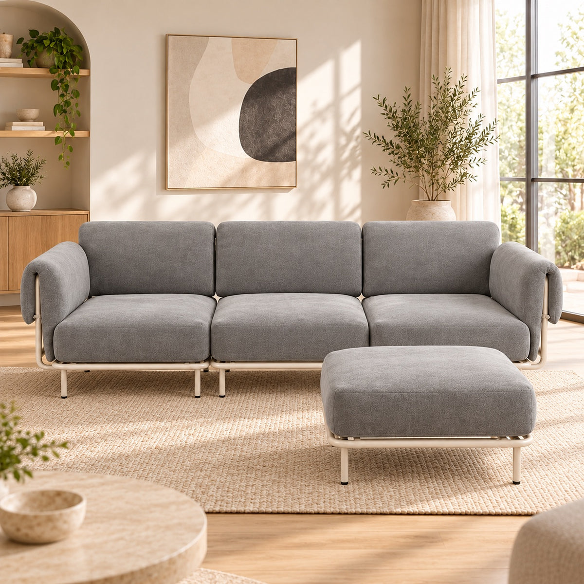 Canapé modulable Malaga 3 places en tissu chiné gris avec pouf en situation dans un salon