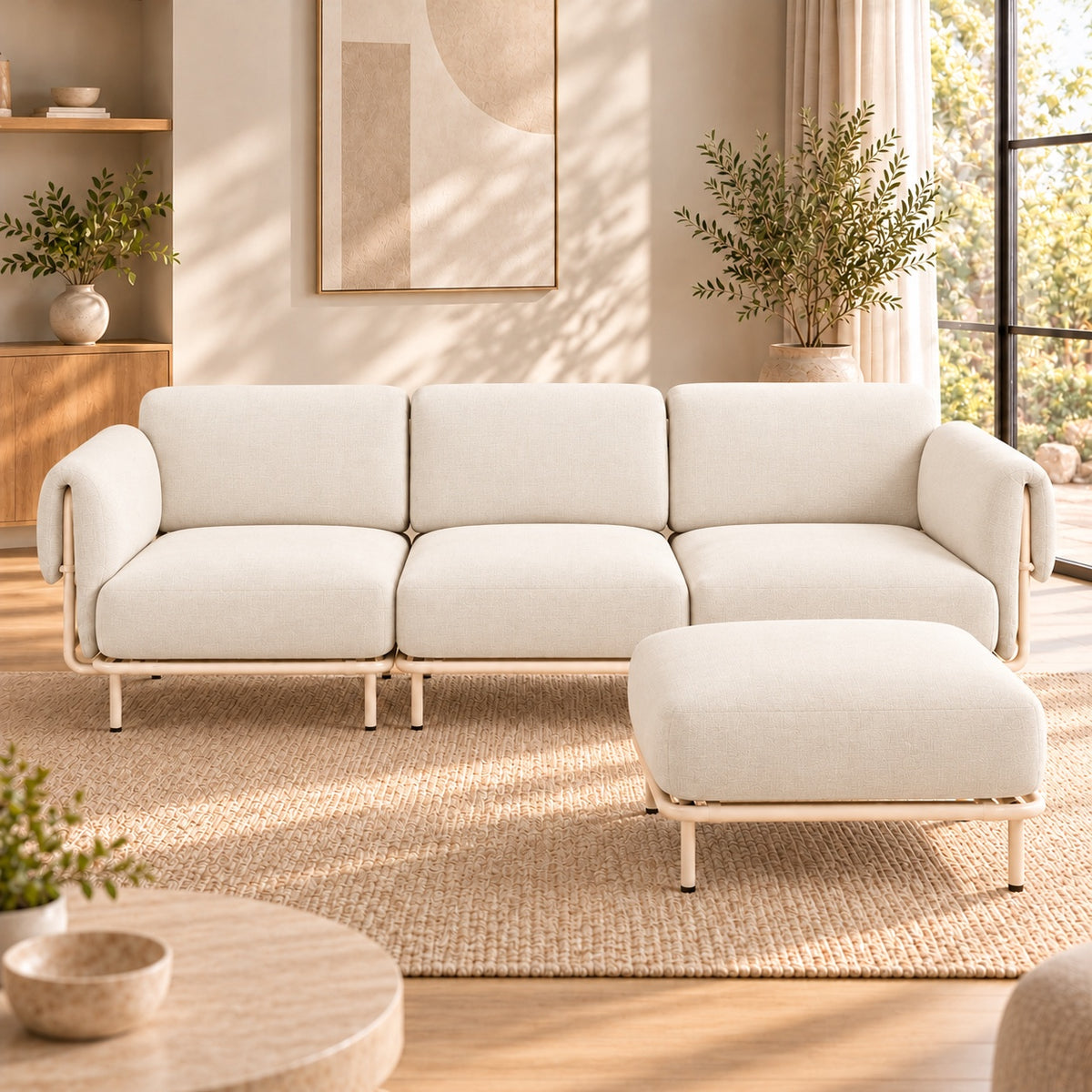 Canapé modulable Malaga 3 places en tissu chiné ivoire avec pouf en situation dans un salon