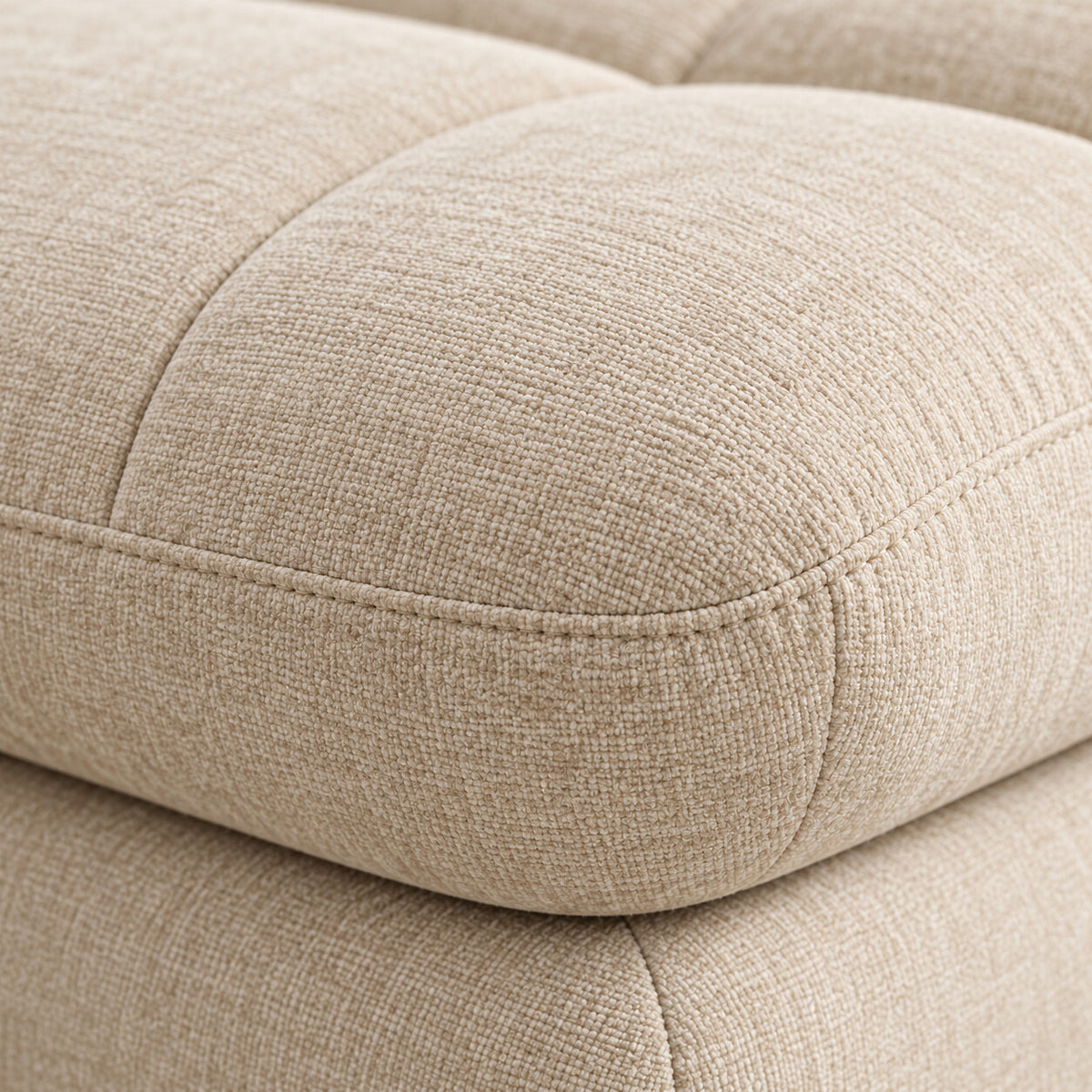 Canapé modulable Ronda 2 places beige avec pouf, détail du tissu chenillé