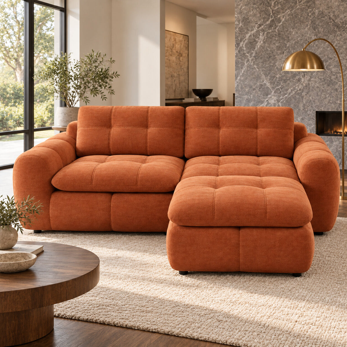 Canapé modulable Ronda 2 places terracotta avec pouf en situation dans un salon