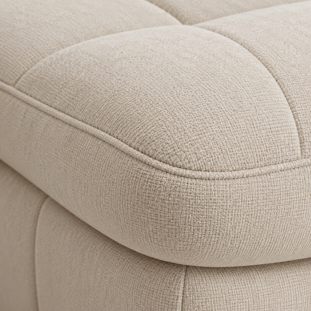 Canapé modulable Ronda 3 places beige avec pouf, détail du tissu chenillé