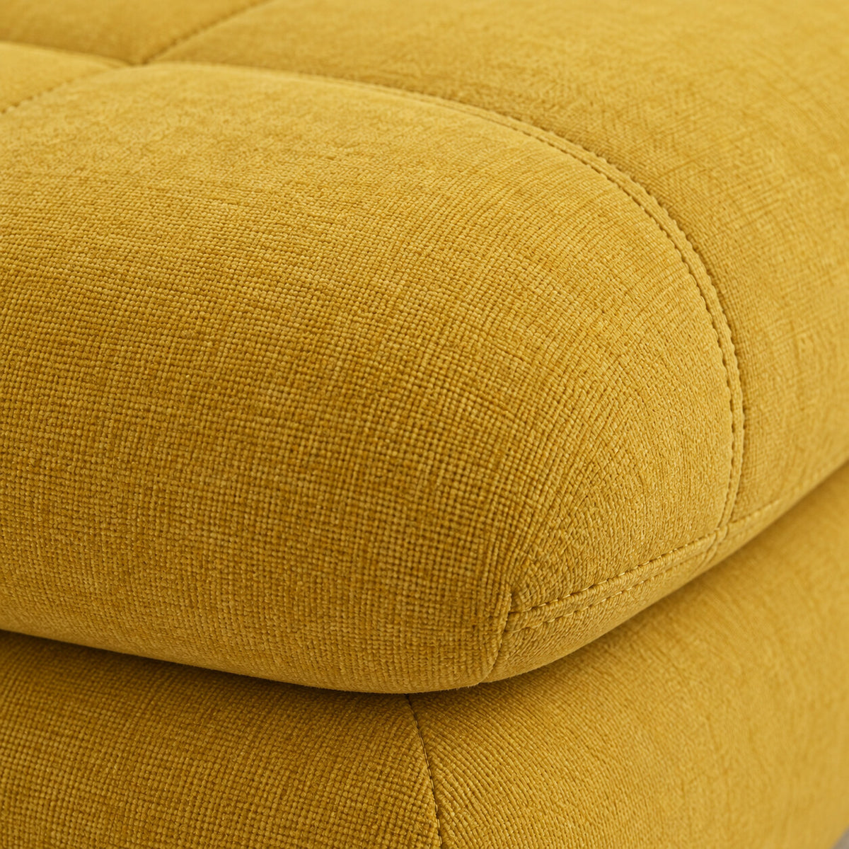 Canapé modulable Ronda 3 places jaune moutarde avec deux poufs, détail du tissu chenillé