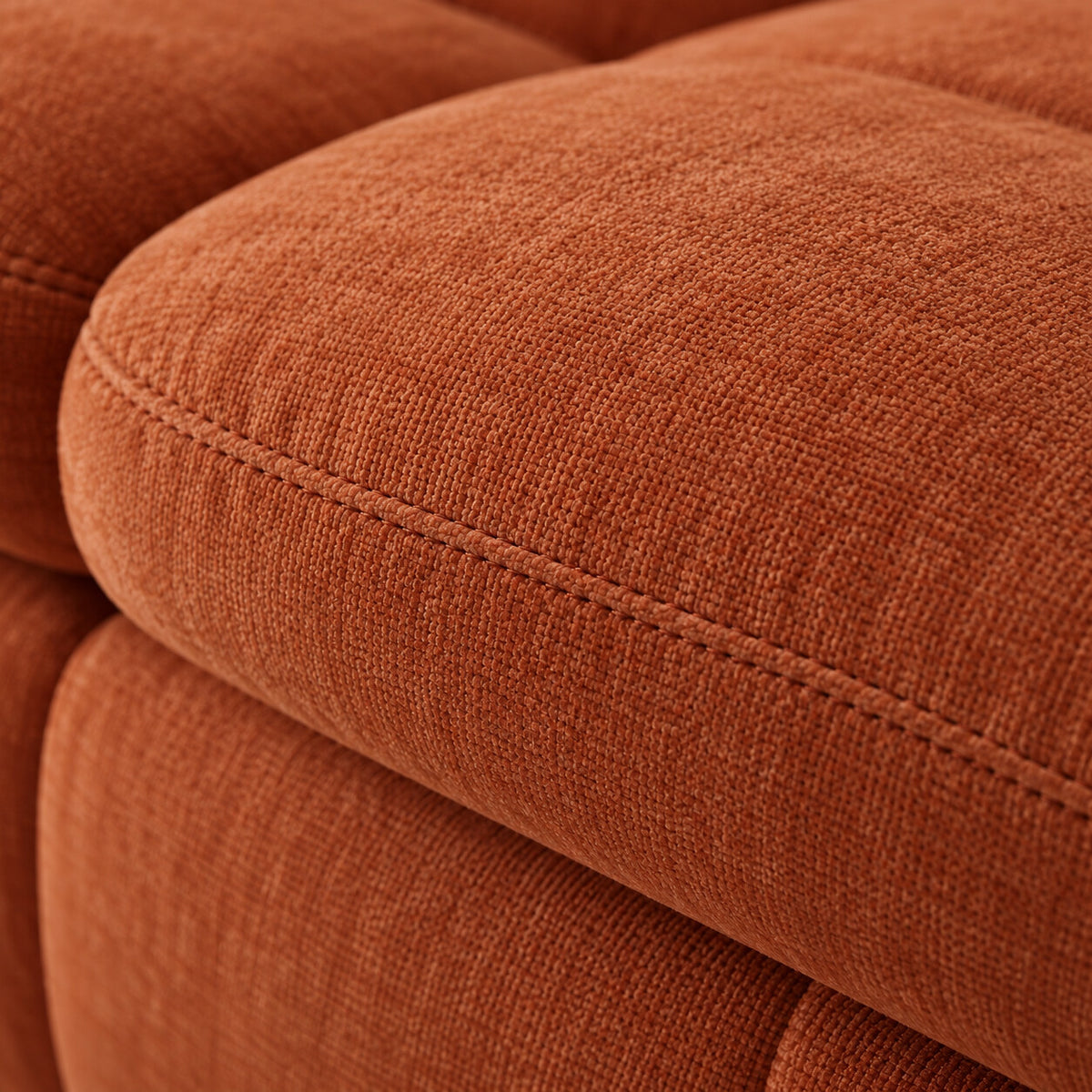 Canapé modulable Ronda 3 places terracotta avec deux poufs, détail du tissu chenillé