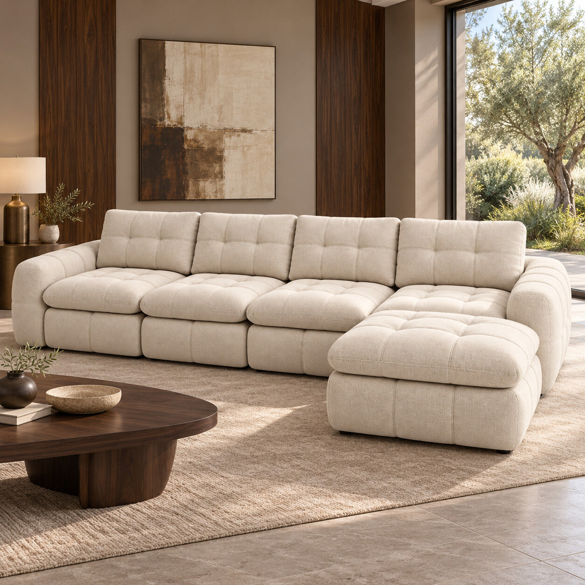 Canapé modulable Ronda 4 places beige avec pouf en situation dans un salon
