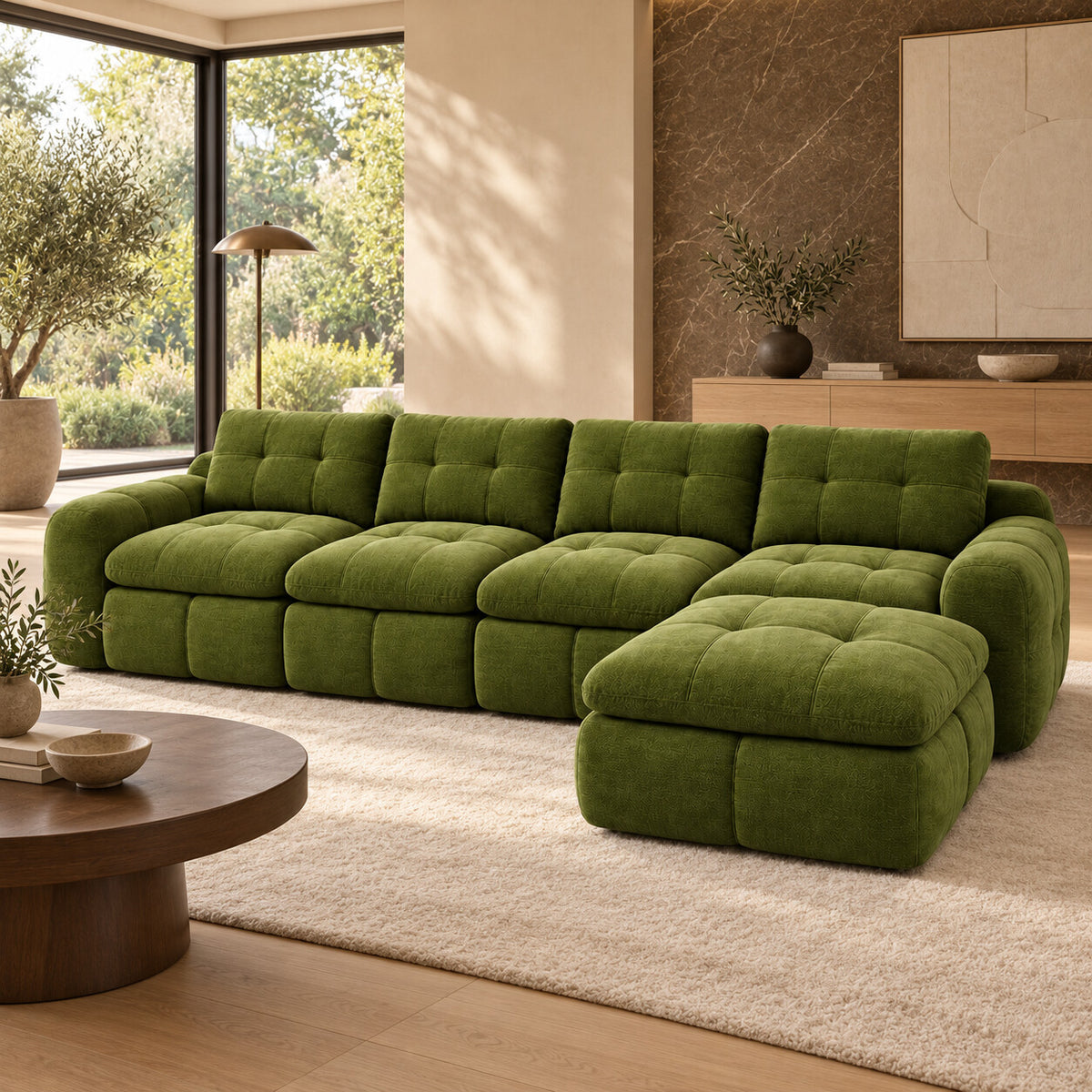 Canapé modulable Ronda 4 places vert olive avec pouf en situation dans un salon